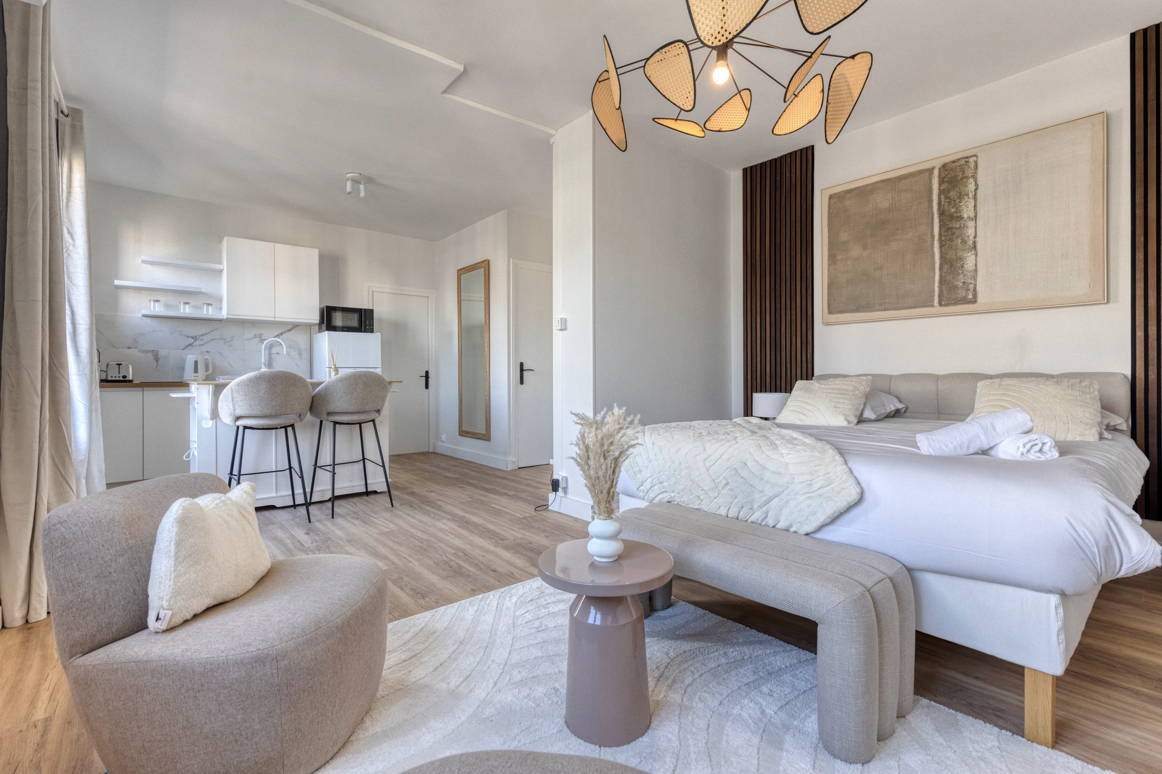 Pièce de vie lumineuse décorée pour la location meublée